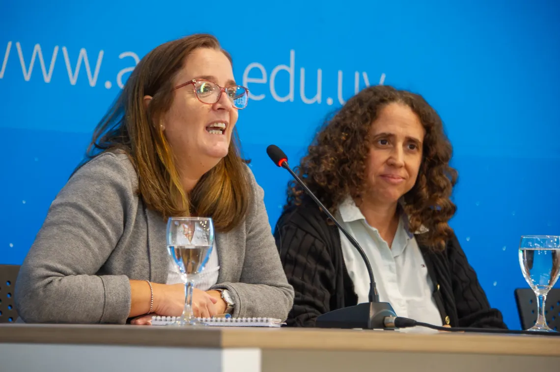 Luc&iacute;a Vernazza, Coordinadora de Programas de UNICEF Uruguay, hablando en la Mesa de Apertura del evento de lanzamiento en ANEP.