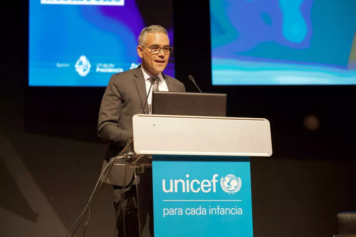Francisco Benavides, Representante de UNICEF Uruguay, presentando en el Seminario.