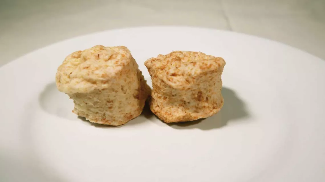 Dos escones en un plato.