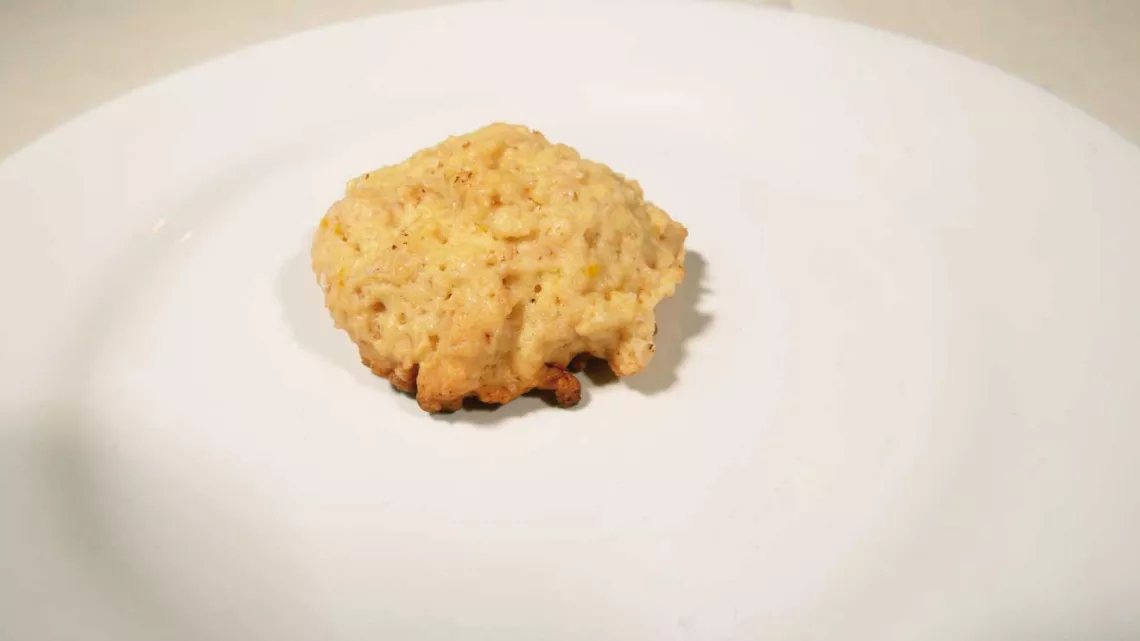 Galleta de avena en un plato.