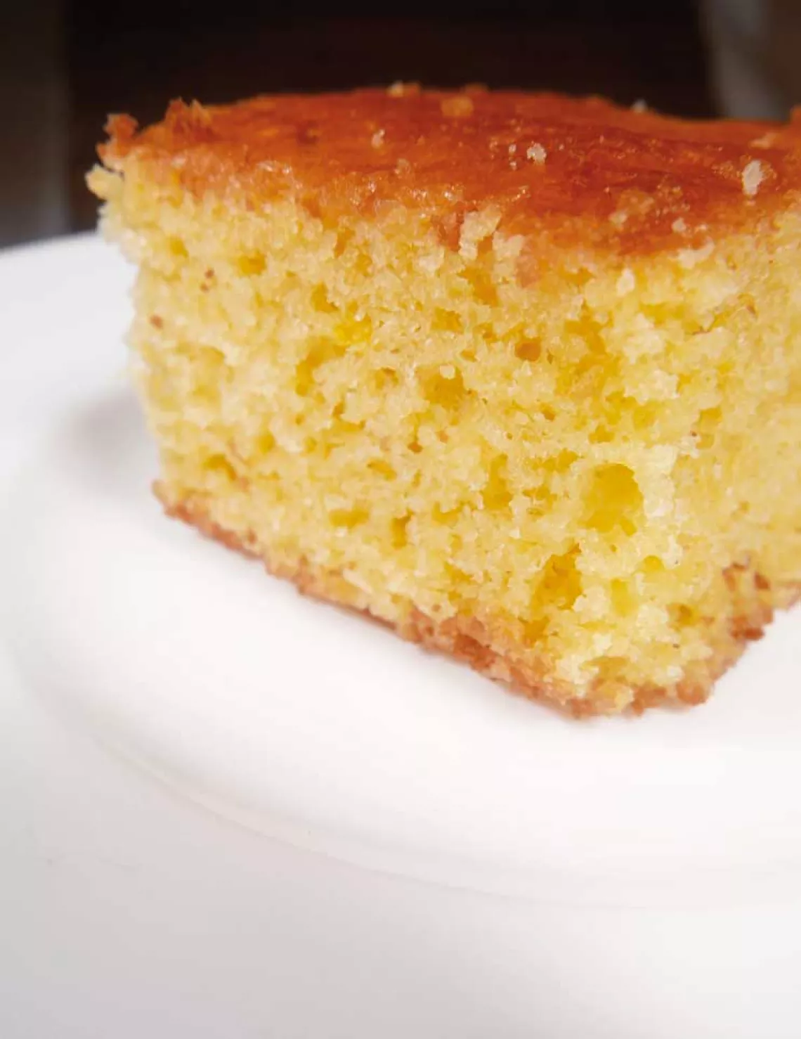 Bizcochuelo de naranja, visto de cerca.