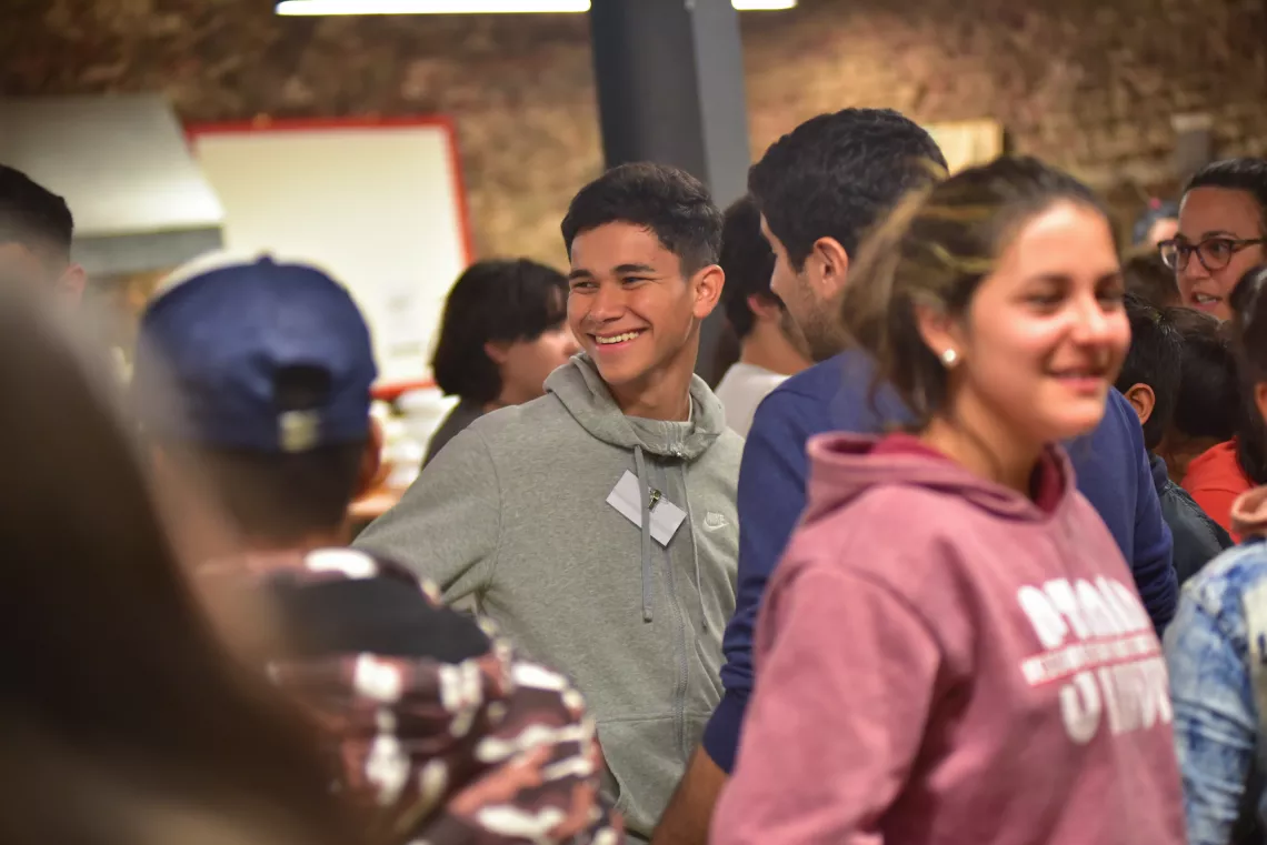 Se puede ver a Ronald, entre otros adolescentes, jugando en una din&aacute;mica de integraci&oacute;n