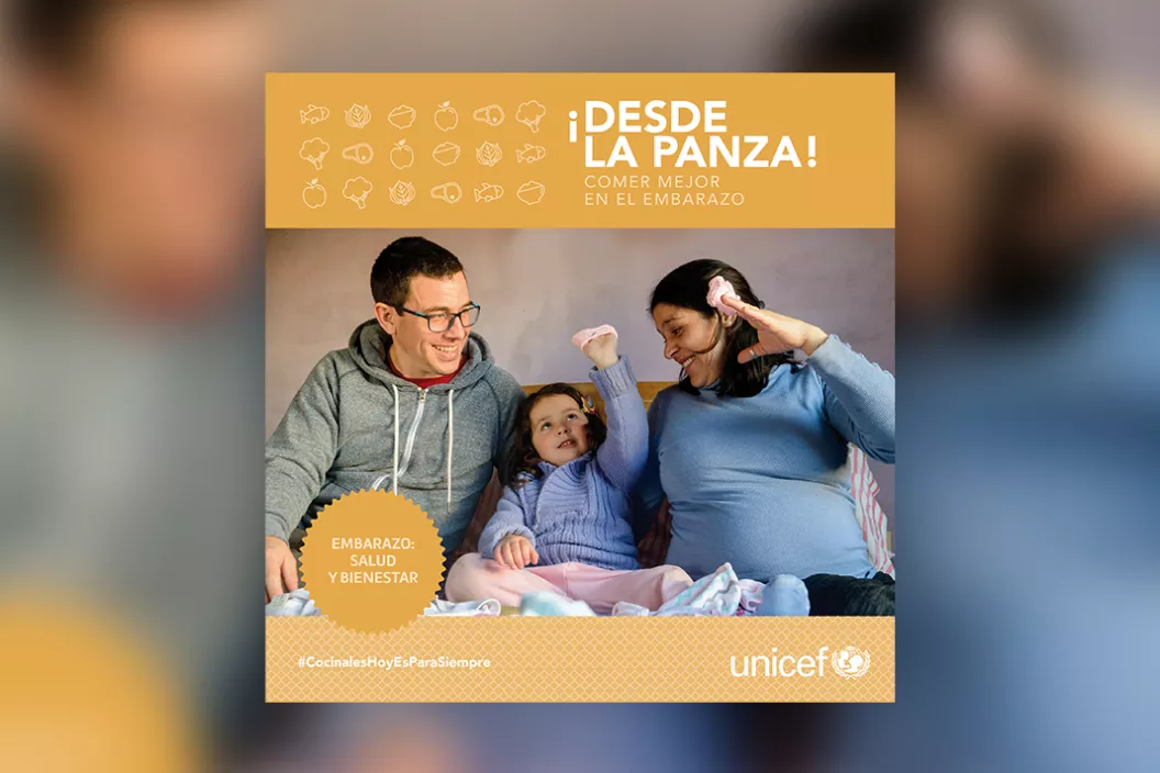 Madre embarazada con pade y ni&ntilde;a de 3 a&ntilde;os jugando con escarpines
