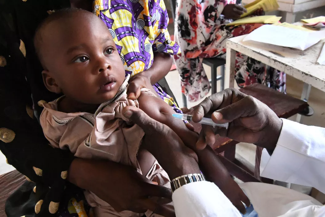 Un beb&eacute; est&aacute; siendo vacunado en un centro de salud de Chad.