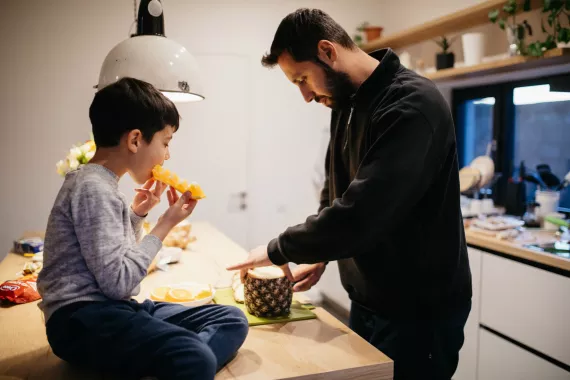 Padre y ni&ntilde;o cocinan juntos