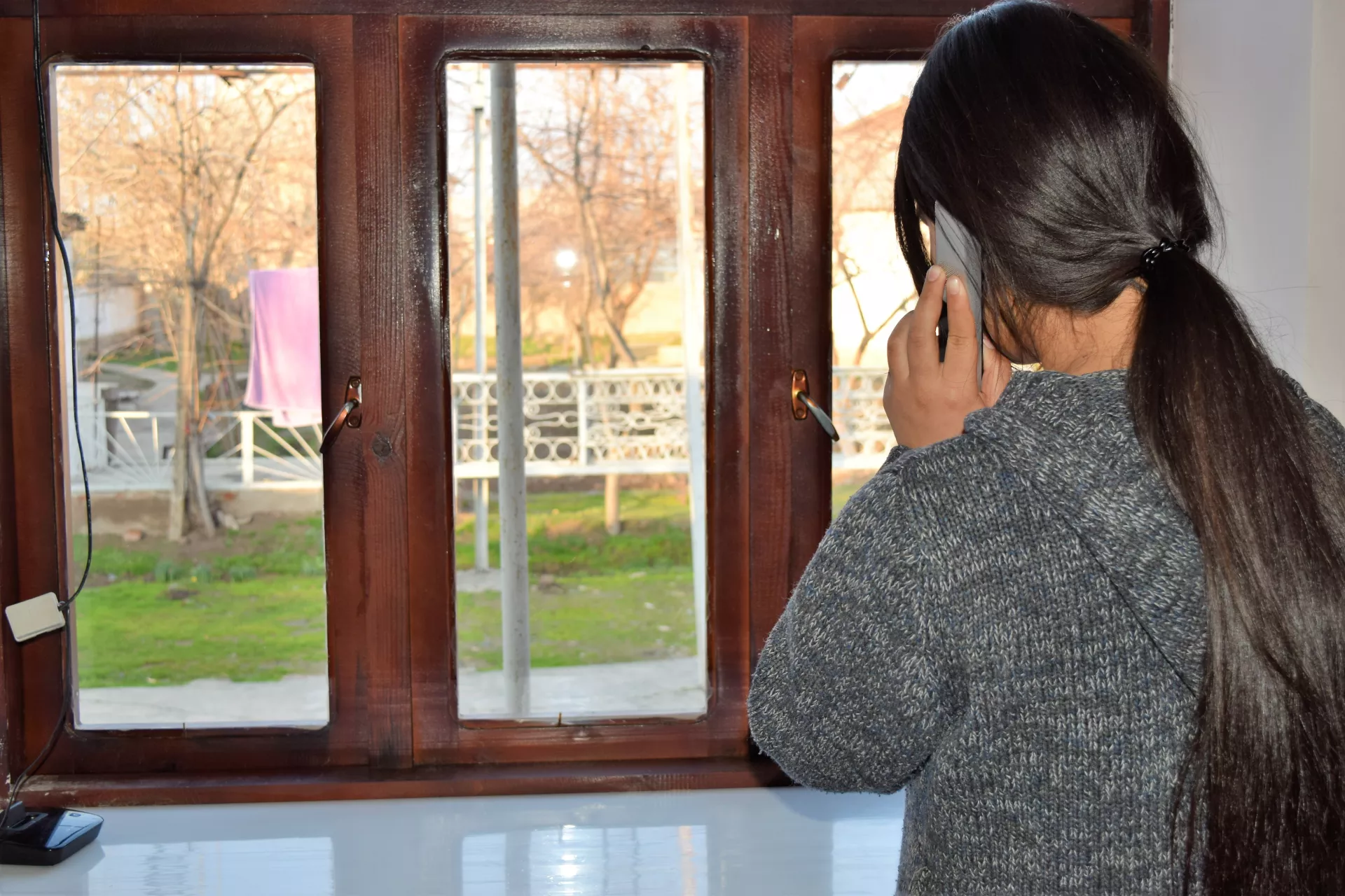 Soliha deyarli har kuni onasi bilan telefon orqali gaplashadi.