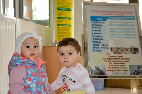 девочки пребывают в здании для вакцинации