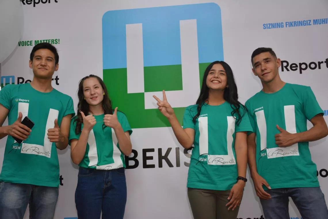 волонтеры ю-репорт улыбаются камеру