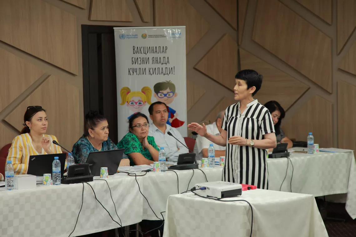 женщина презентует тему перед аудиторией