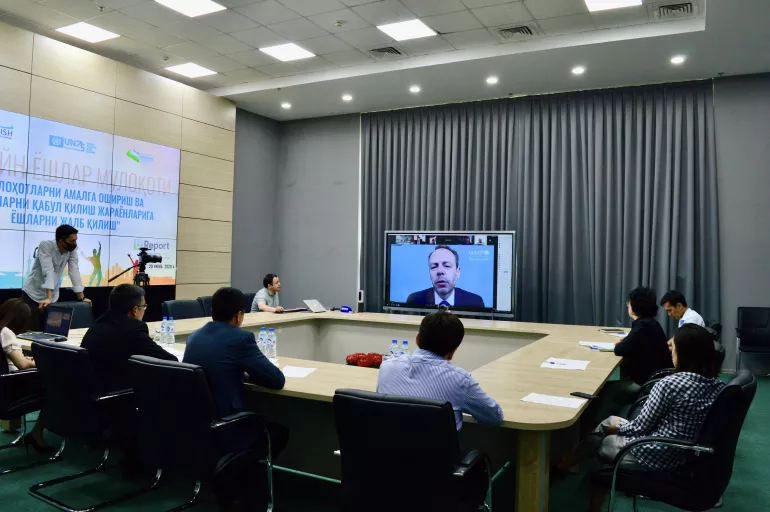 UNICEF vakolatxonasi rahbari onlayn-konferensiya davomida nutq so'zlamoqda.