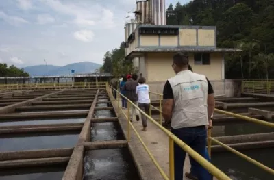 El equipo de UNICEF visita una planta de tratamiento de agua en T&aacute;chira