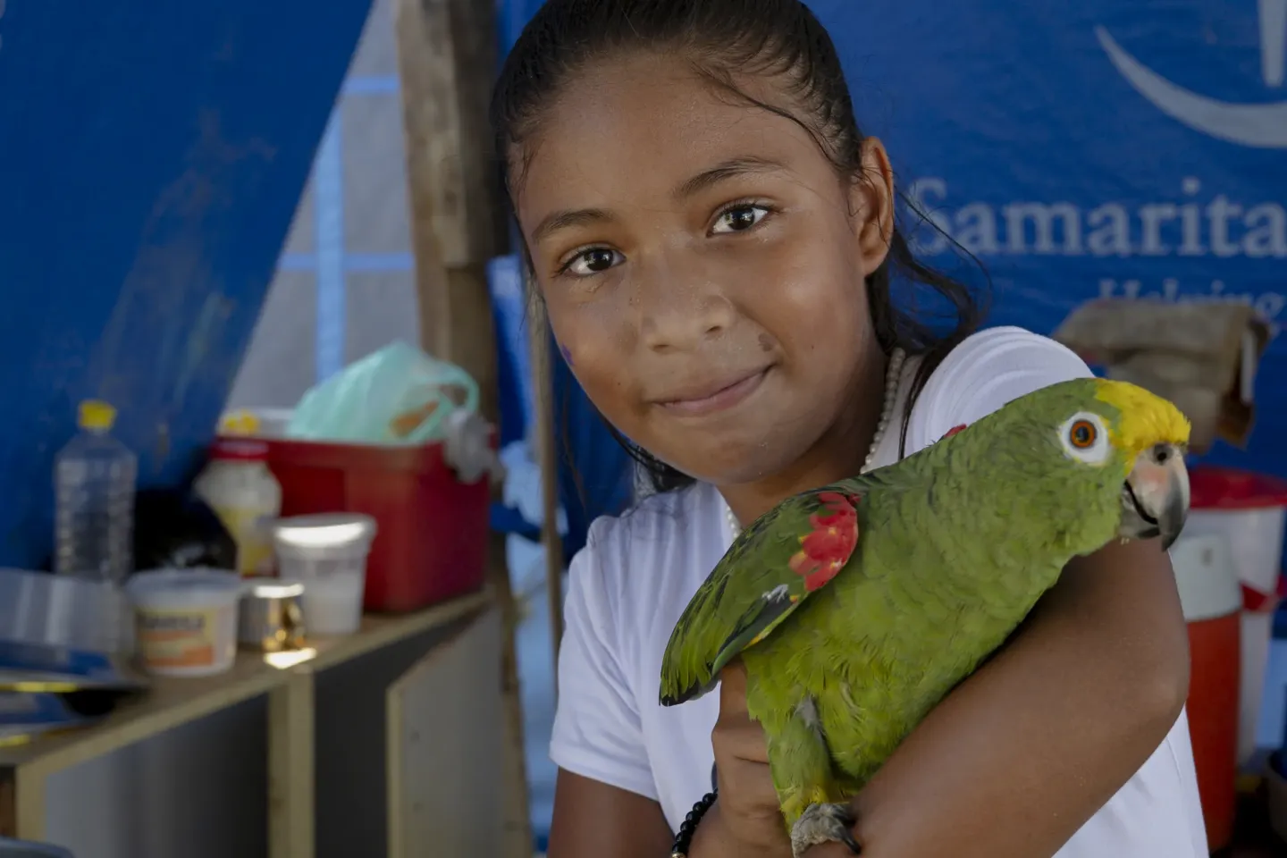 Derwimar sostiene a Panchito, el loro que la acompa&ntilde;a en el campamento. 