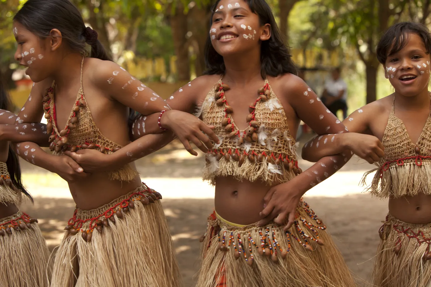 Ni&ntilde;as de Amazonas jugando
