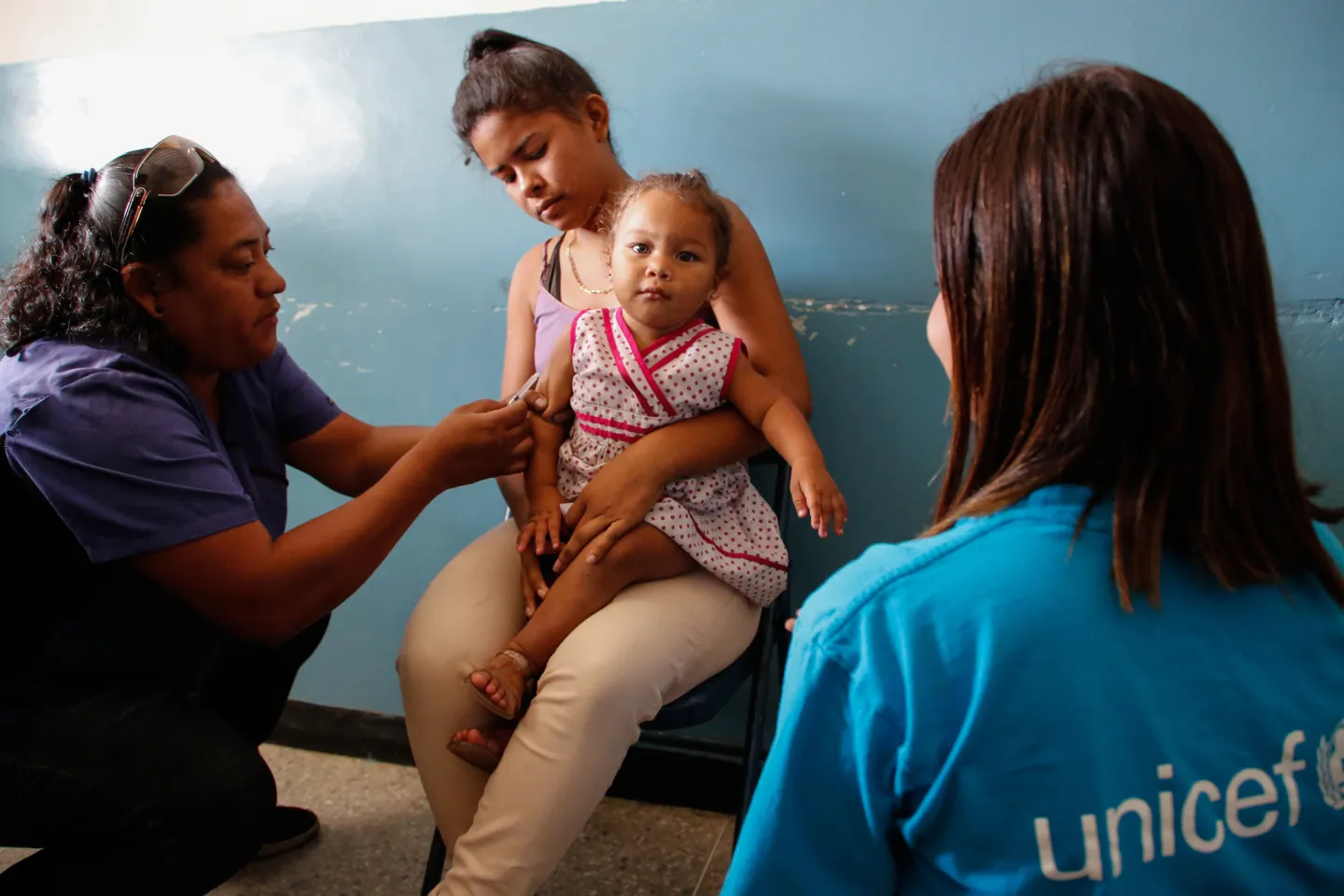 Una ni&ntilde;a espera su turno para ser vacunada durante la campa&ntilde;a de vacunaci&oacute;n realizada por UNICEF Venezuela y el Ministerio de Salud en la Escuela B&aacute;sica Nacional Negro Primero de Caucaguita Estado Miranda. UNICEF Venezuela trabaja para mejorar la calidad 
