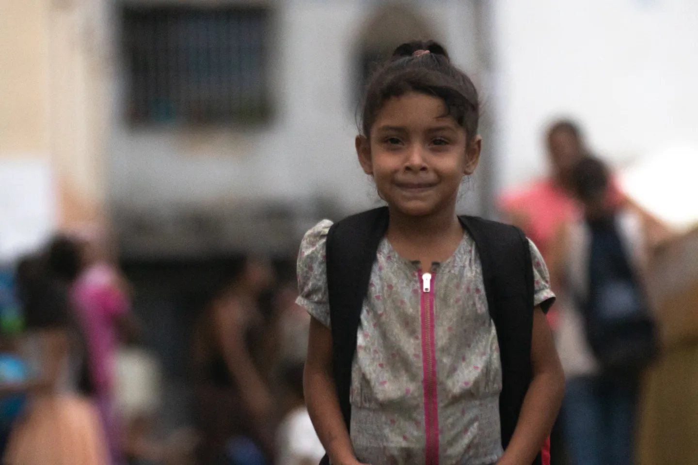Ni&ntilde;a ve a la c&aacute;mara durante una jornada de protecci&oacute;n