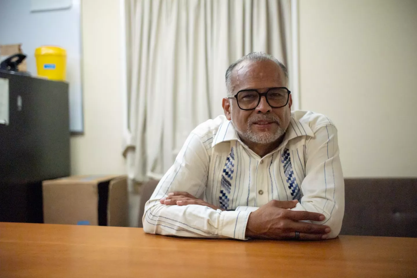Julio C&eacute;sar Romero, director del Hospital Luis Razetti de Tucupita, estado Delta Amacuro posa mirando a la c&aacute;mara sentado en el escritorio de su oficina.