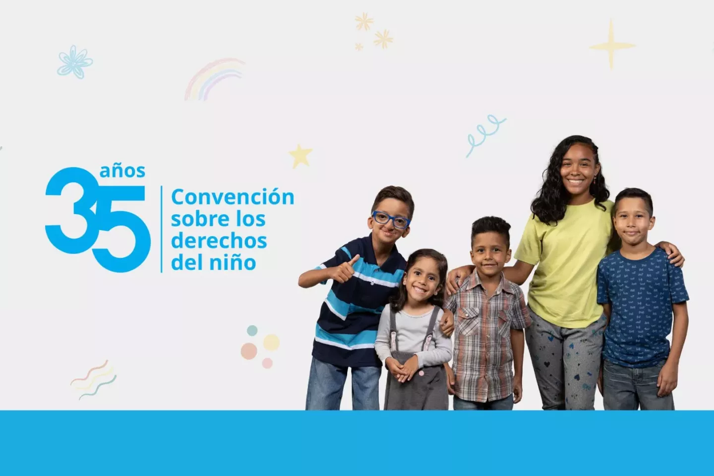 Ilustraci&oacute;n con 5 ni&ntilde;os y ni&ntilde;as posando frente a la c&aacute;mara y un logotipo de los 35 a&ntilde;os de la Convenci&oacute;n sobre los Derechos de Ni&ntilde;o