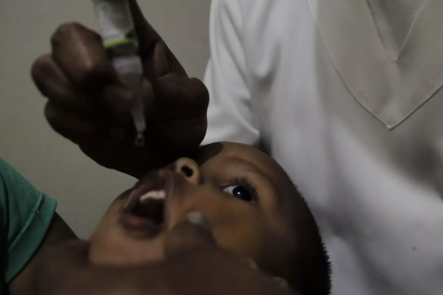 Un ni&ntilde;o de 4 a&ntilde;os recibe una dosis oral de la vacuna contra la poliomielitis.
