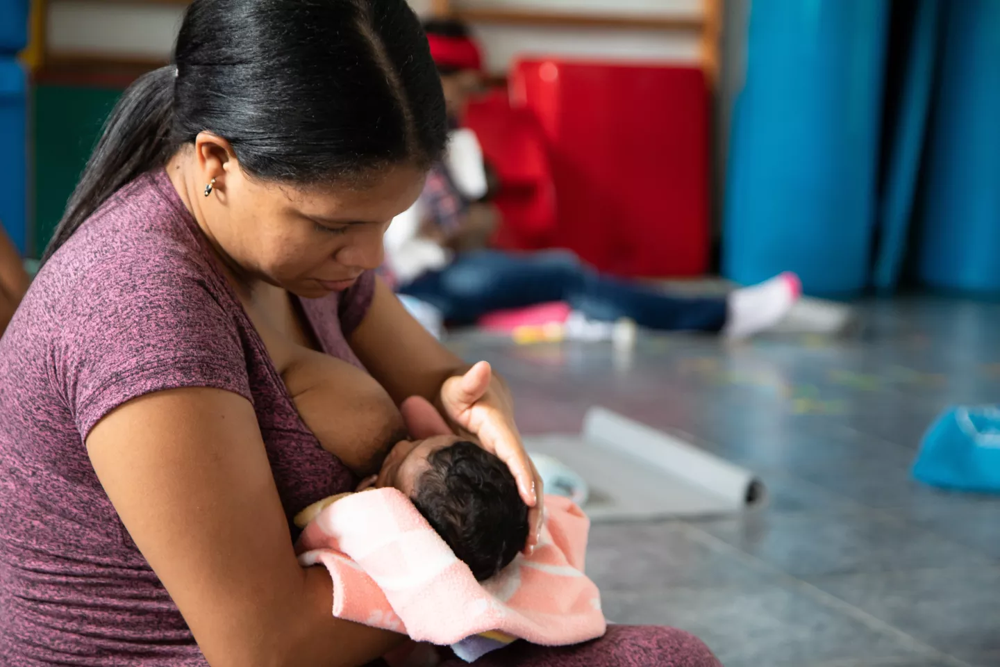 Madre da lactancia materna a su beb&eacute; reci&eacute;n nacido