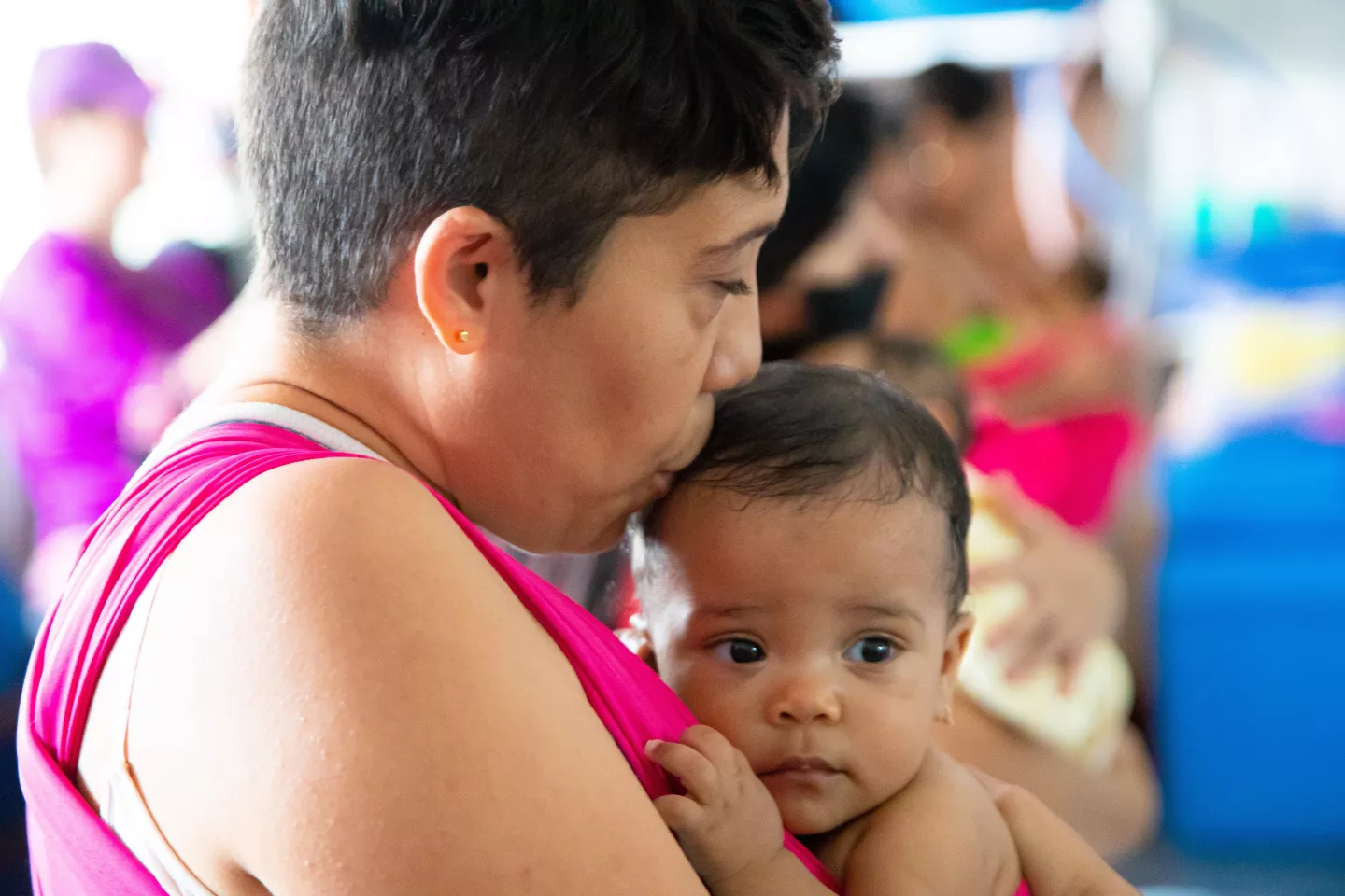 madre abraza a su beb&eacute; y besa su frente