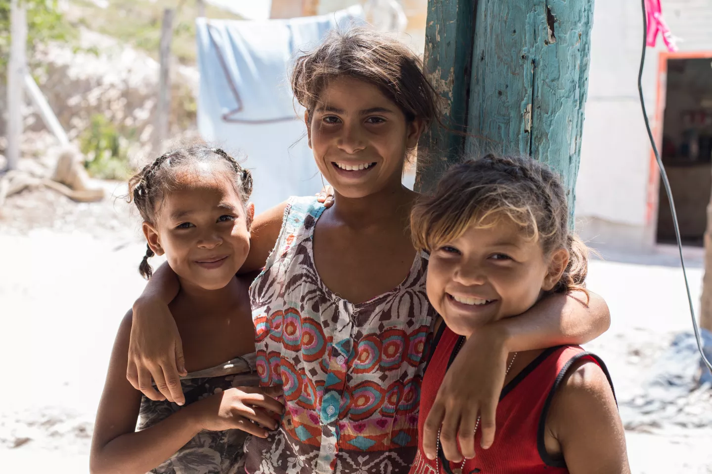 Tres ni&ntilde;as de la comunidad Pavia (Lara) durante la implementaci&oacute;n de espacios amigables a la infancia.