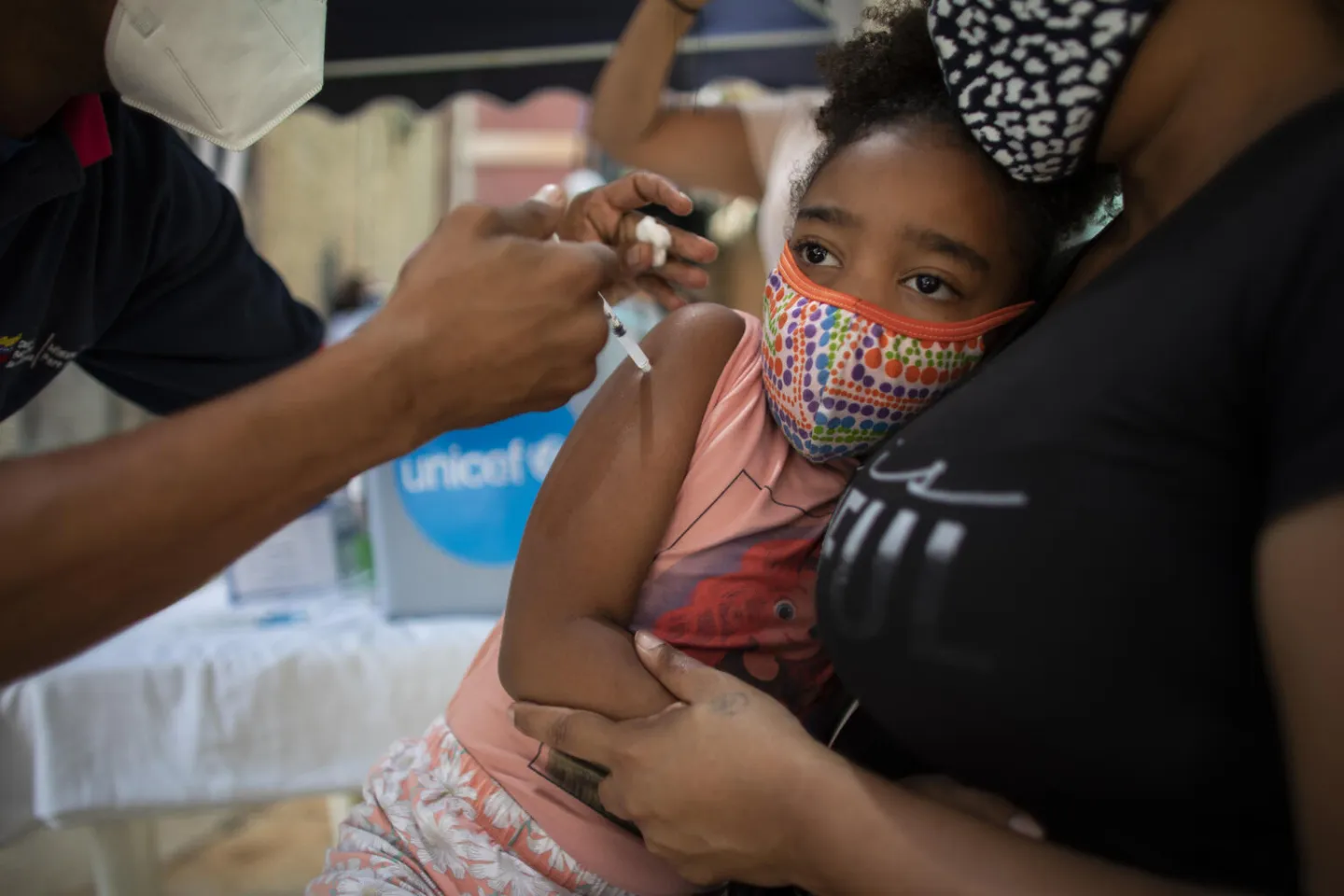 Arantza Palacios, de 6 a&ntilde;os, es vacunada durante una jornada de vacunaci&oacute;n masiva en Caracas, Venezuela.