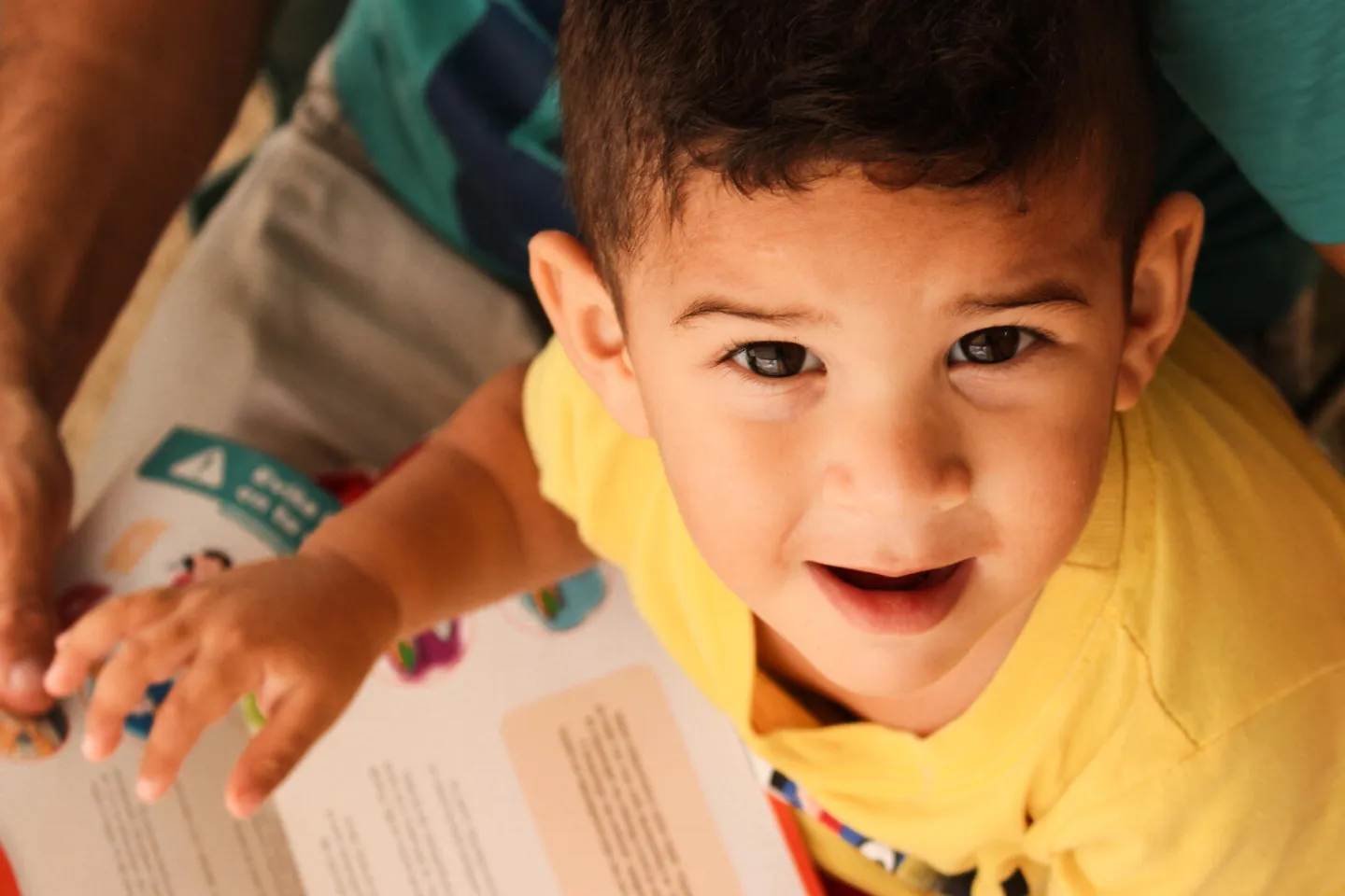 Un ni&ntilde;o mira a la c&aacute;mara durante una jornada de evaluaci&oacute;n nutricional apoyada por UNICEF