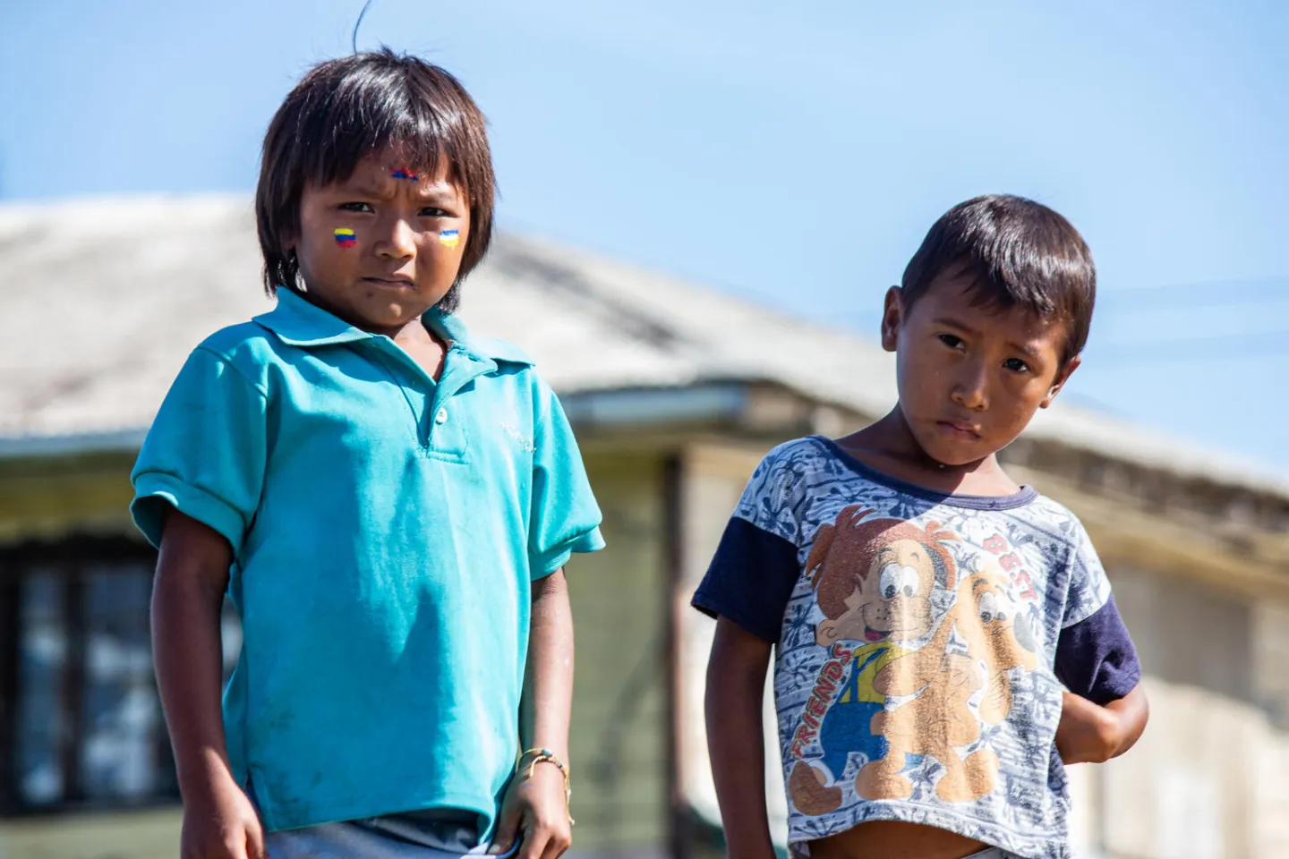 Ni&ntilde;os de la etnia Warao miran la c&aacute;mara en San Francisco de Guayo, comunidad ind&iacute;gena apoyada por UNICEF, en el estado Delta Amacuro.
