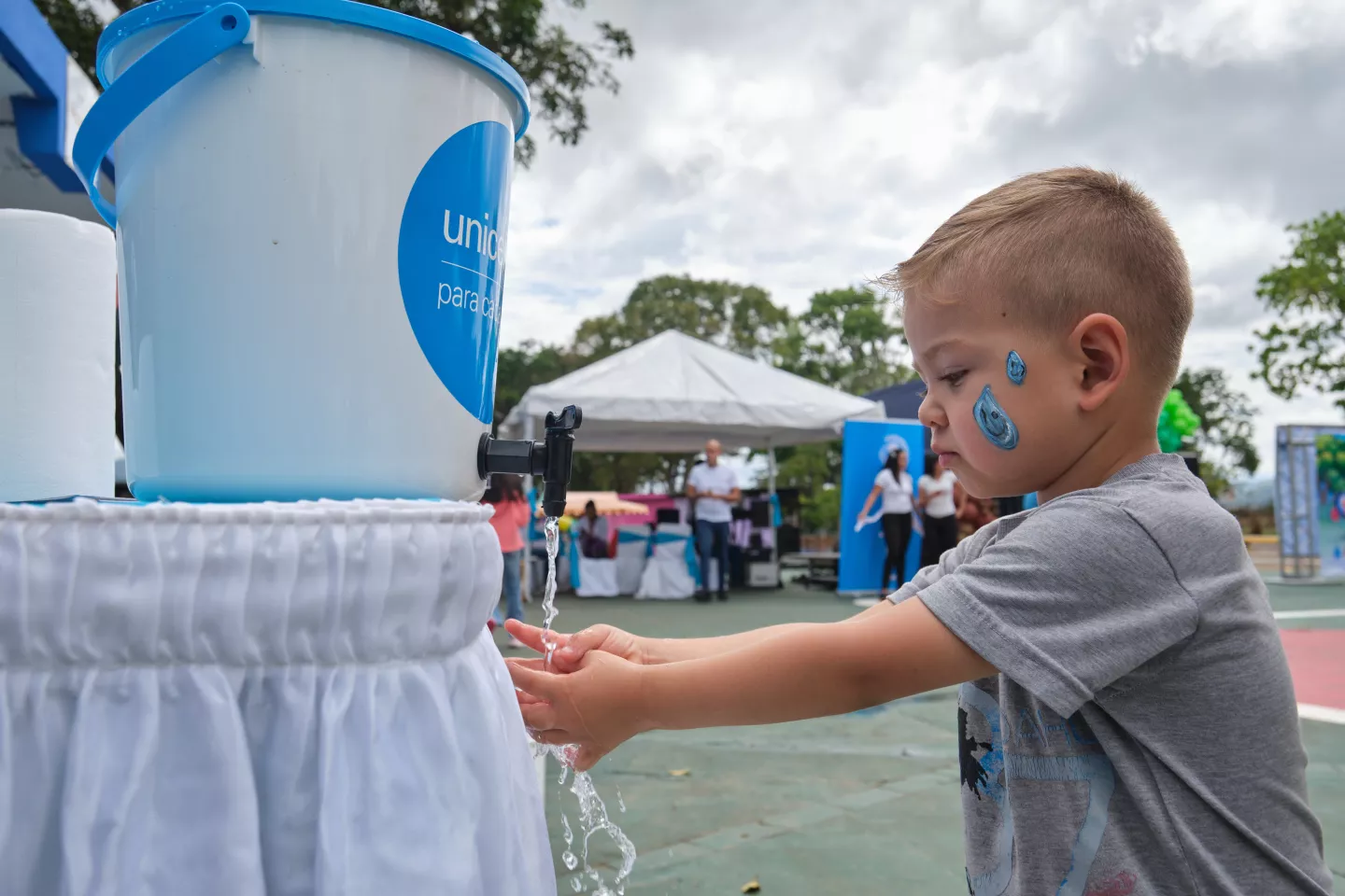 Ni&ntilde;o de tres a&ntilde;os lav&aacute;ndose las manos en actividad de UNICEF por el d&iacute;a mundial de lavado de manos