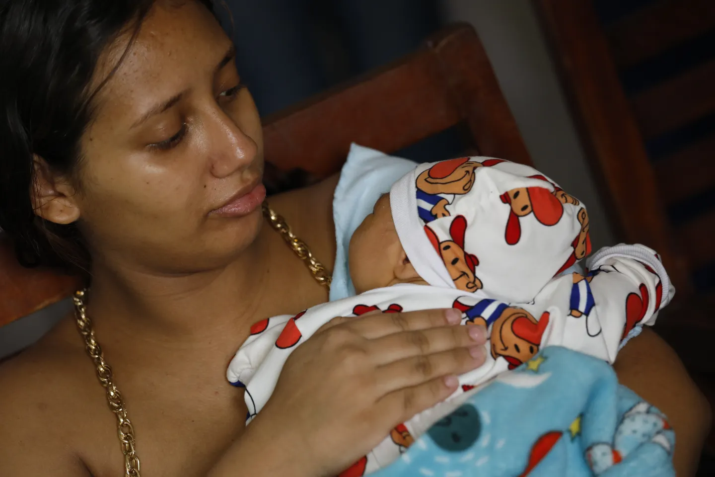 Mama con su beb&eacute; en el pecho dormido