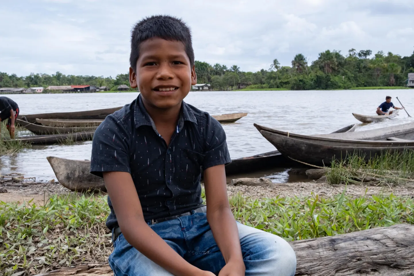 Dahir Franco, 10, sonr&iacute;e a la c&aacute;mara despu&eacute;s de una entrevista en San Francisco de Guayo en el estado Delta Amacuro el 21 de marzo de 2023. 