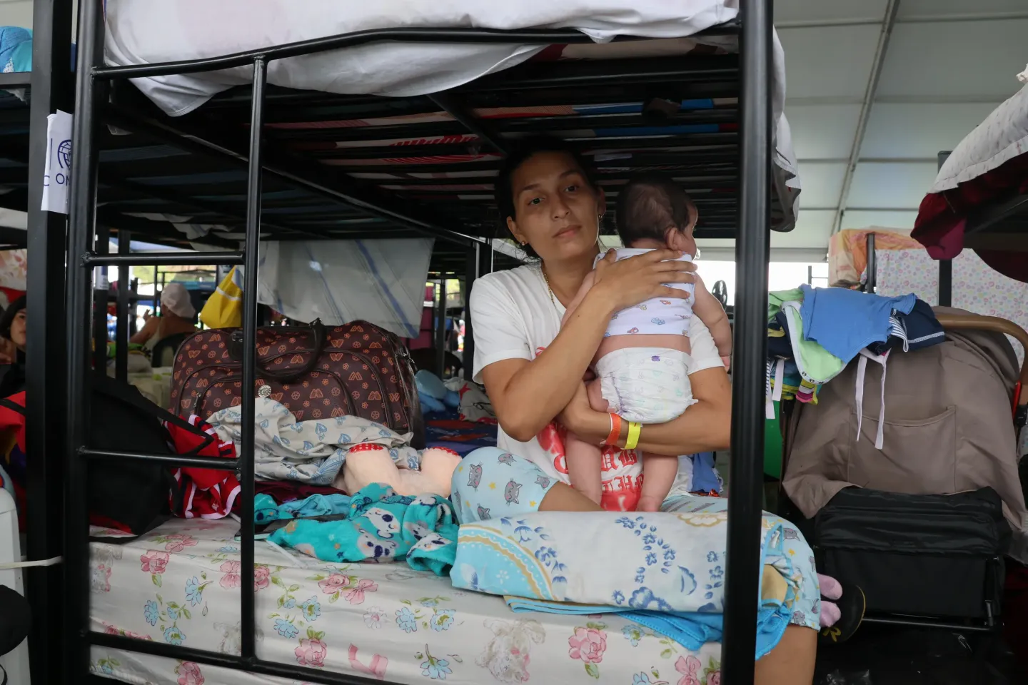 En el campamento temporal del Polideportivo Jos&eacute; Mar&iacute;a Vargas, en La Guaira, Nazareth Mart&iacute;nez cuida de sus tres hijos: Mailo, de 2 meses, y sus dos hijas, de 13 y 10 a&ntilde;os. Lleg&oacute; al campamento d&iacute;as despu&eacute;s de que dos terremotos de magnitud 7,2 y 7,5 sacudieran Venezuela.