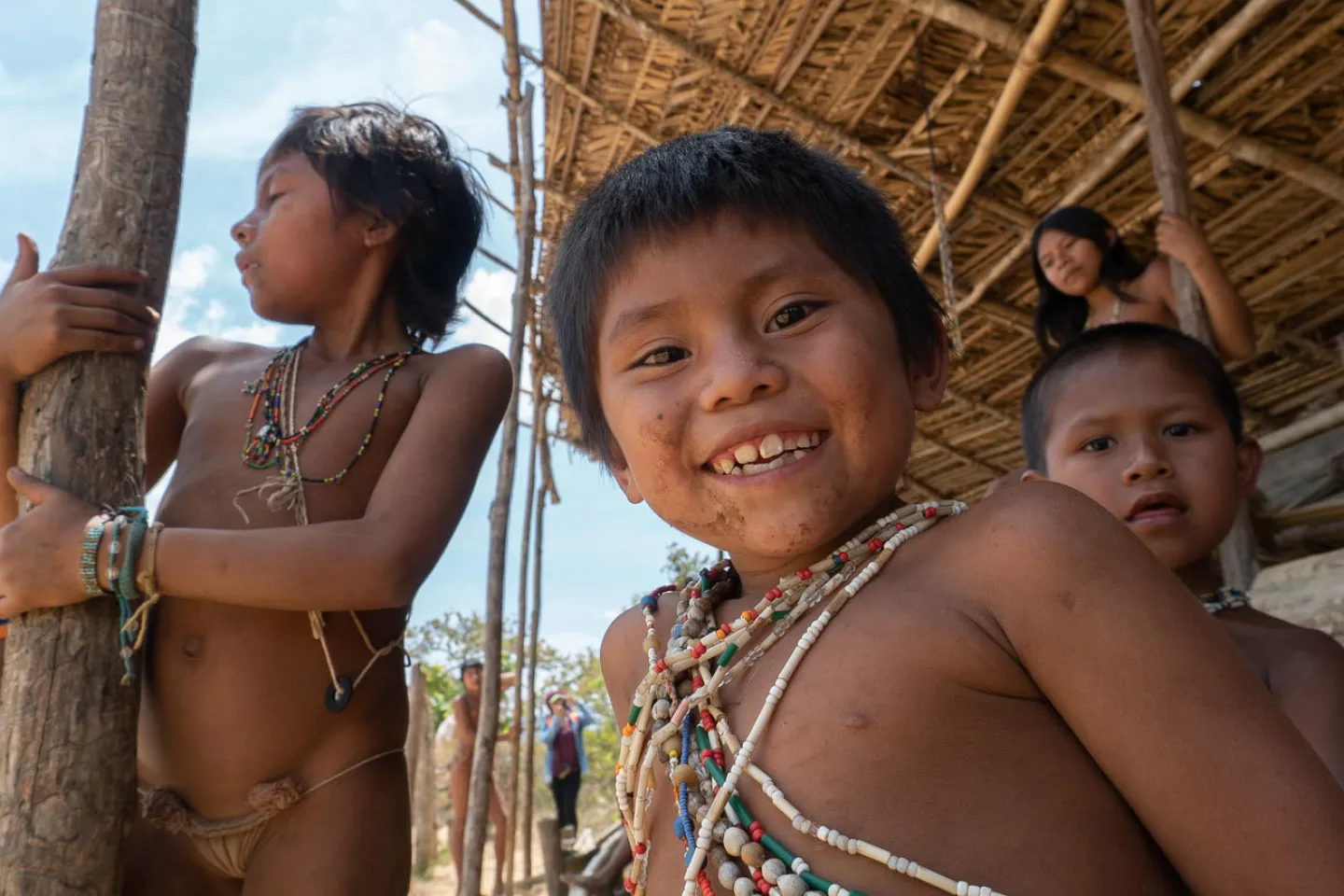 Unos ni&ntilde;os sonr&iacute;en a la c&aacute;mara.