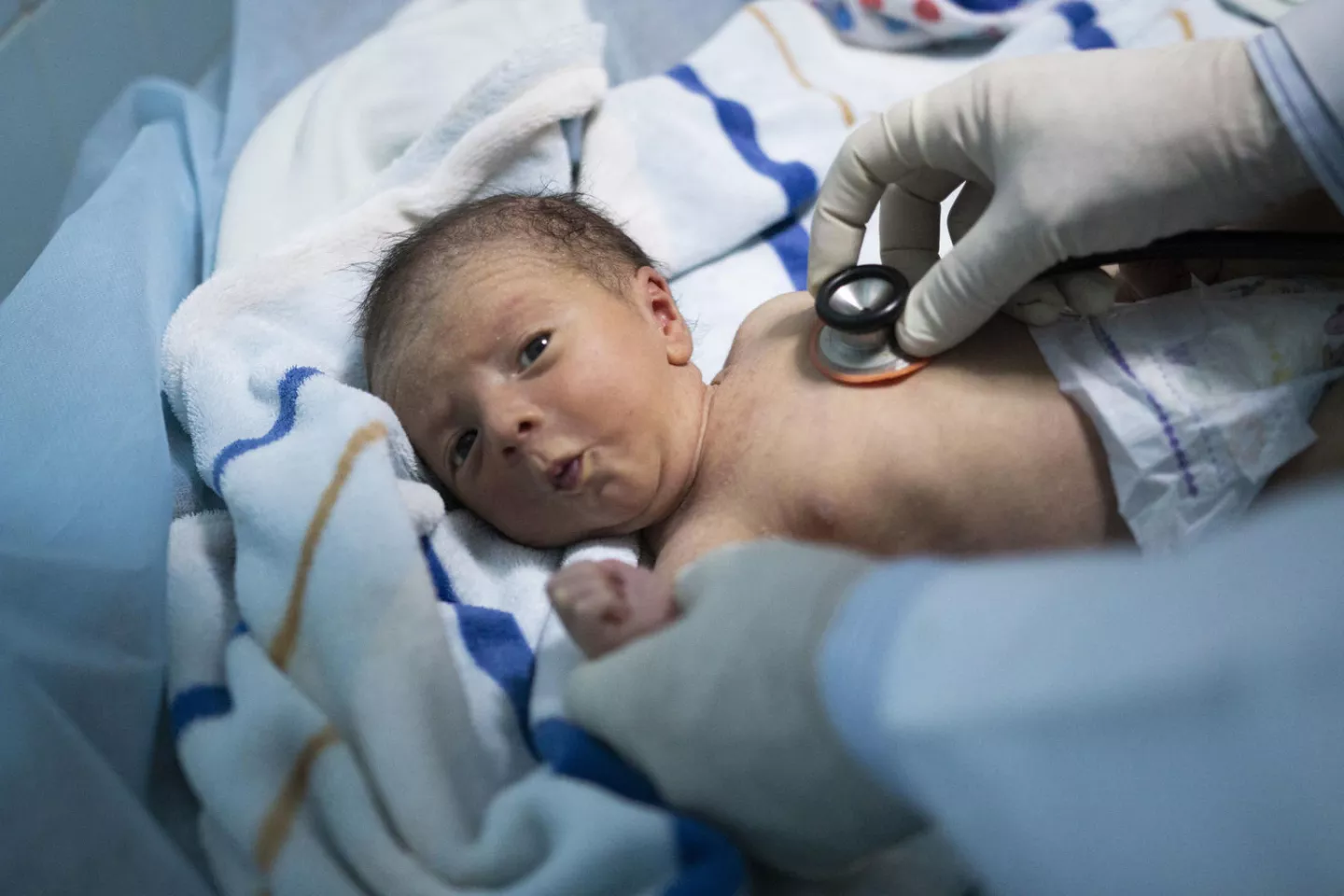 Un ni&ntilde;o recibe atenci&oacute;n m&eacute;dica en un centro de salud apoyado por UNICEF en T&aacute;chira.