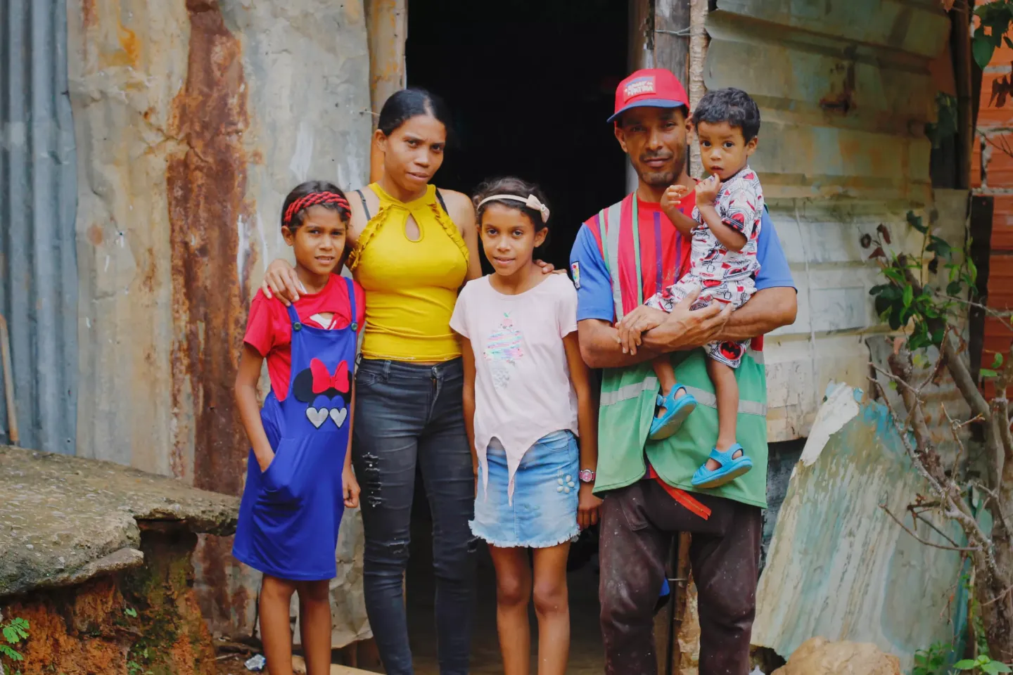 Loyo - Alvarez family poses in front of their house. Jos&eacute; Gregorio Loyo carries Math&iacute;as Loyo (2) in his arms, in La Monta&ntilde;ita sector, Ruiz Pineda, on Tuesday, July 2, 2024