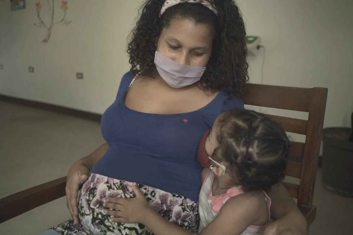 Ni&ntilde;a de 3 a&ntilde;os acaricia el vientre de su mam&aacute; embarazada