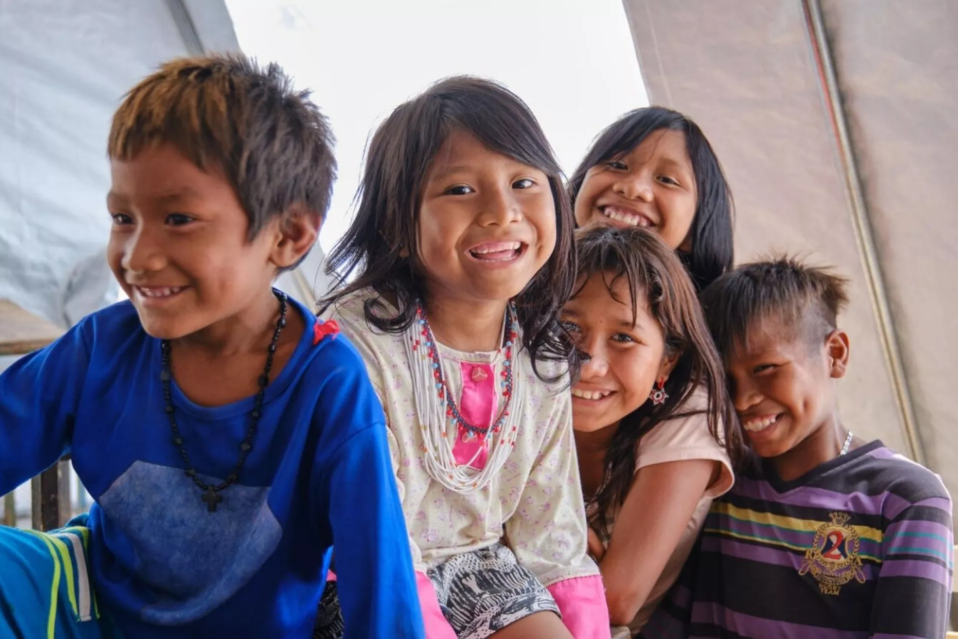 Ni&ntilde;os sonriendo a la camara