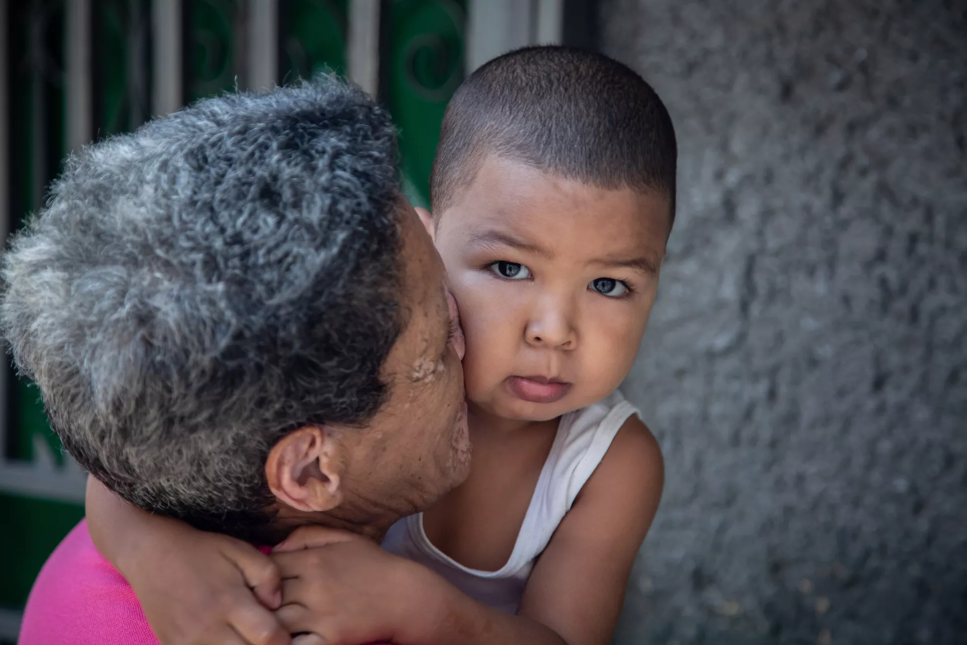 Mujer mayor abrazando a un ni&ntilde;o.