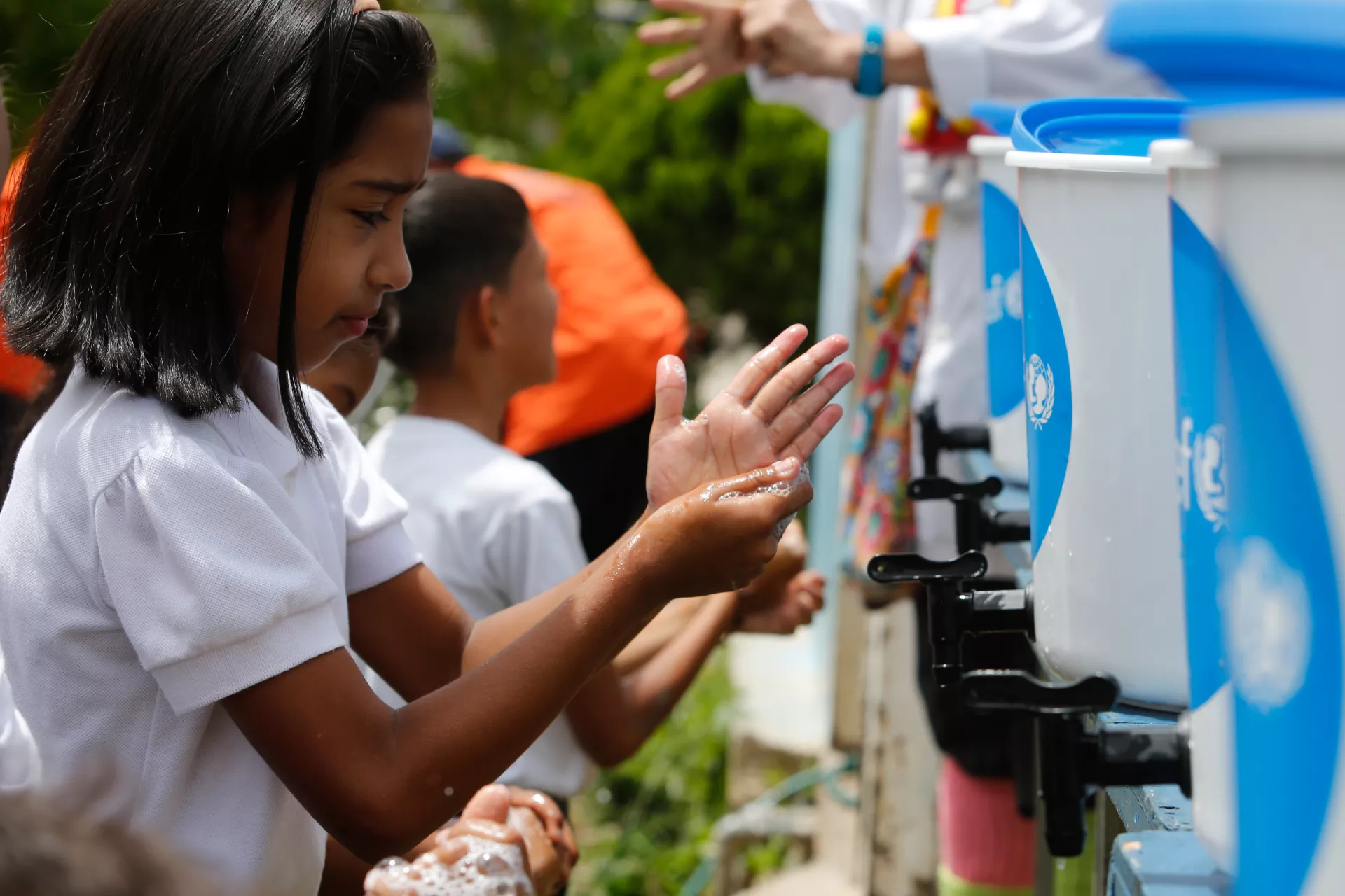 Una ni&ntilde;a se lava las manos en una jornada #ConLosNi&ntilde;osDeVenezuela en la Unidad Educativa Negro Primero en Miranda