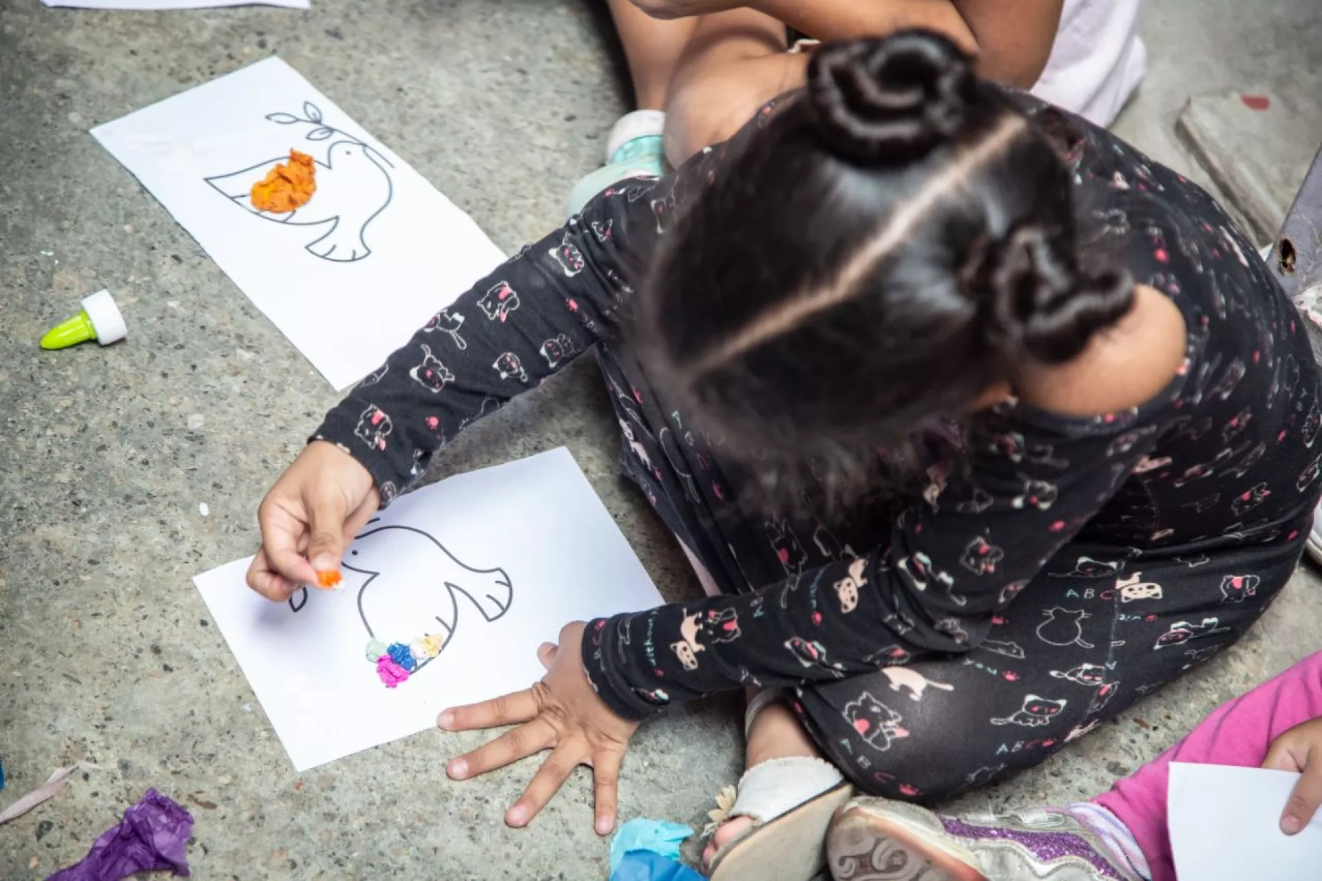 Una ni&ntilde;a dibuja sobre una hoja de papel blanco.