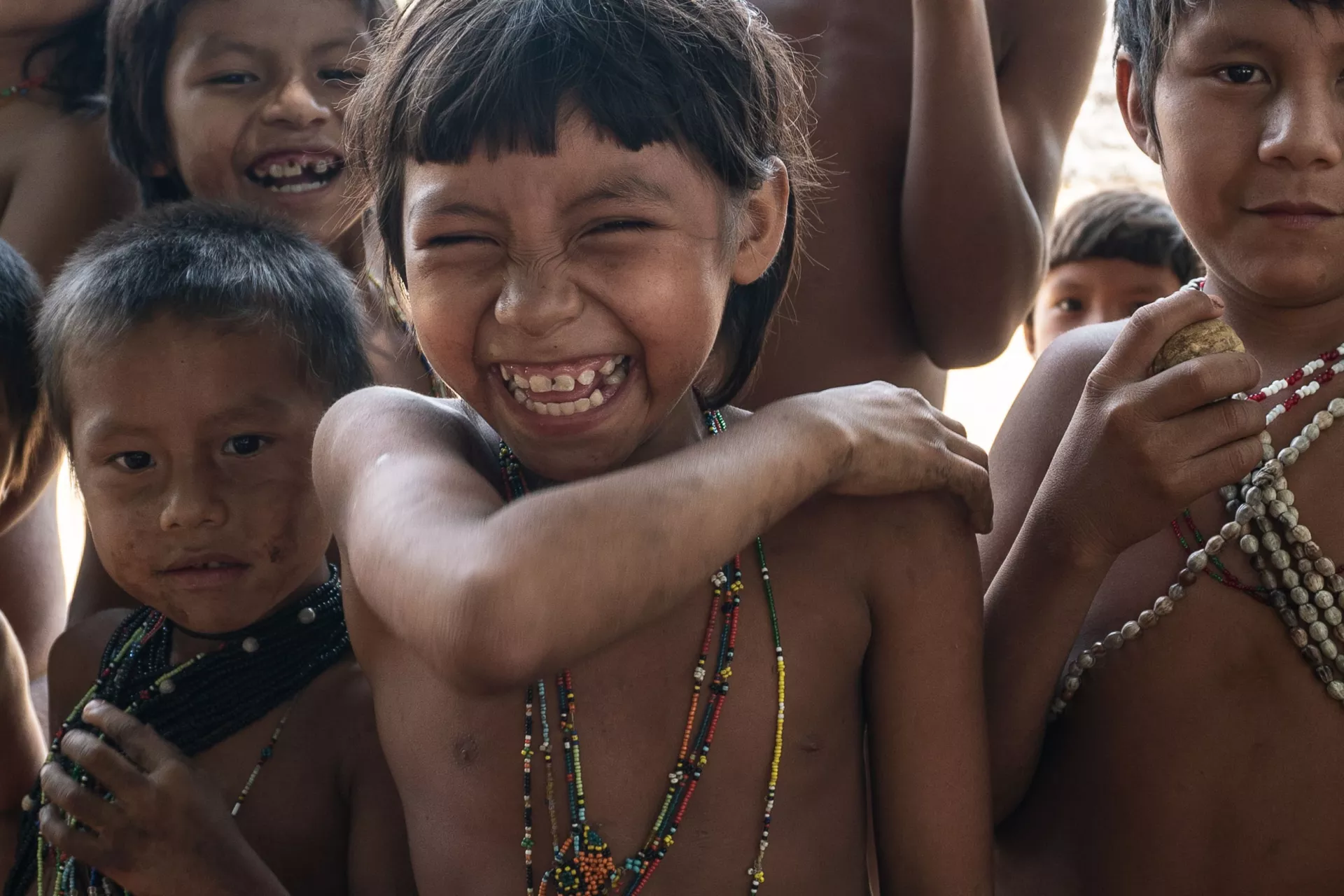 Ni&ntilde;os ri&eacute;ndose