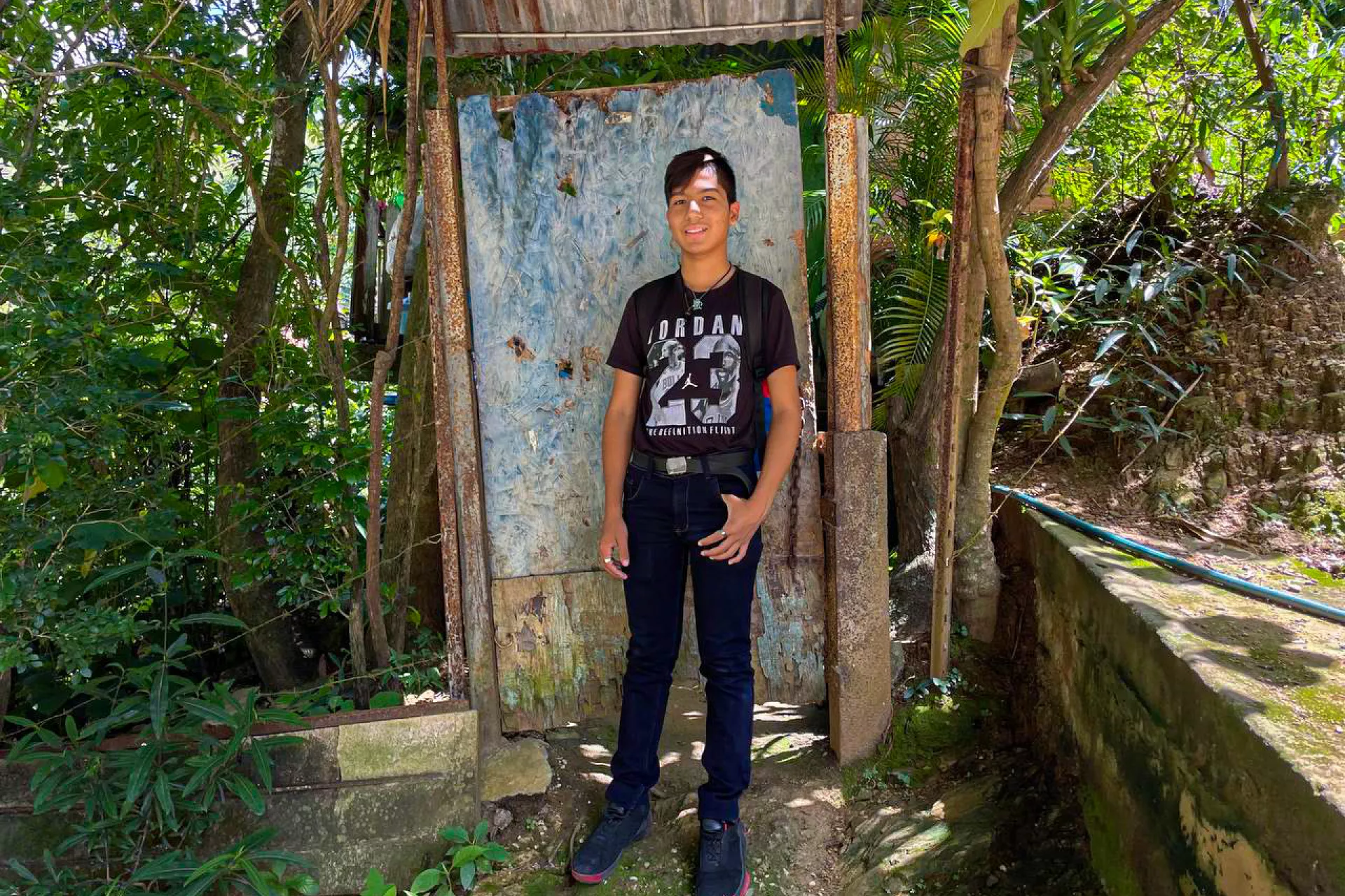 Luis Gonz&aacute;lez (15 a&ntilde;os), sonr&iacute;e a la c&aacute;mara en la puerta de su casa en Las Tejer&iacute;as, estado Aragua, Venezuela, el 13 de julio de 2023.  