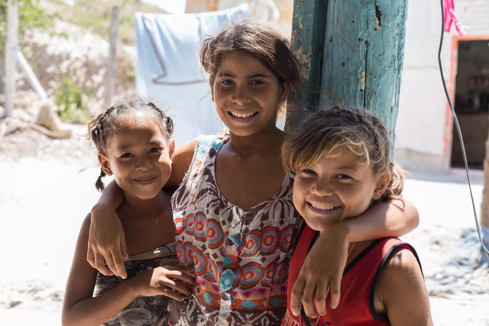 Tres ni&ntilde;as de la comunidad Pavia (Lara) durante la implementaci&oacute;n de espacios amigables a la infancia.