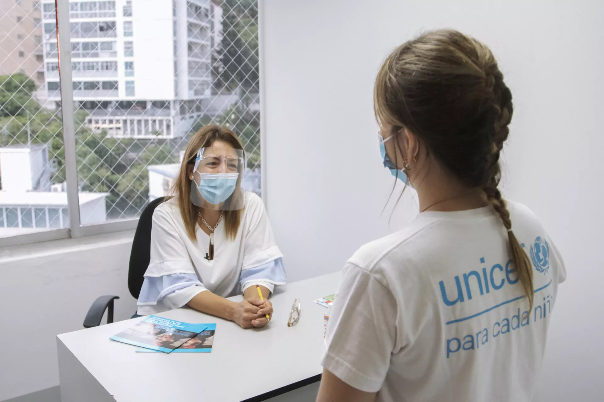 Alejandra Pocaterra, Oficial de Comunicaci&oacute;n de UNICEF, conversando con Hilda Heredia, Consejera de Protecci&oacute;n, durante una visita a uno de los Consejos de Protecci&oacute;n apoyados por UNICEF, en Caracas.