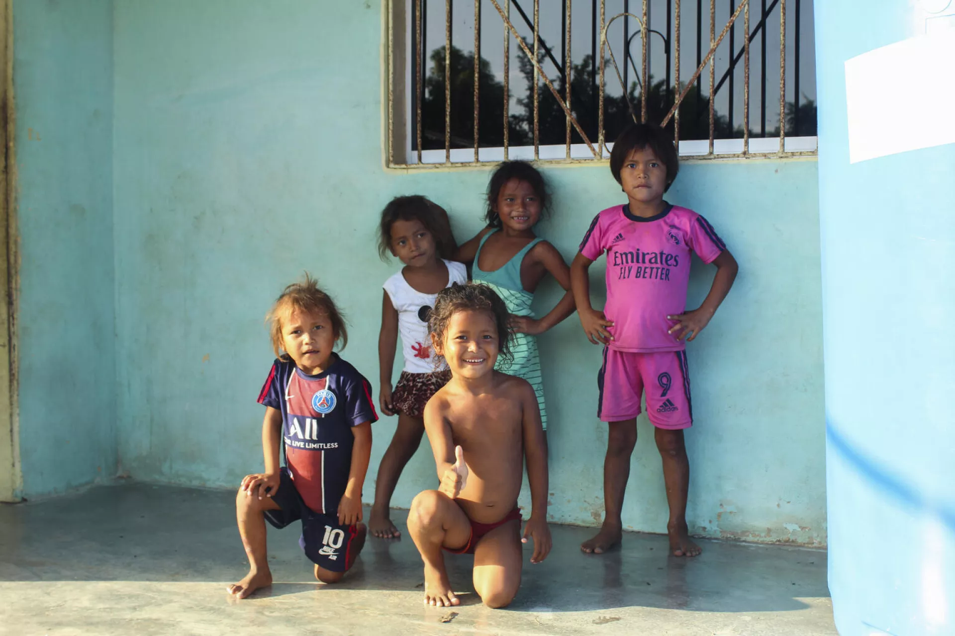 Ni&ntilde;os de la comunidad Warao sonr&iacute;en a la c&aacute;mara durante una visita del personal de UNICEF a la comunidad Yakerawitu, estado Delta Amacuro, el 2 de febrero de 2021.