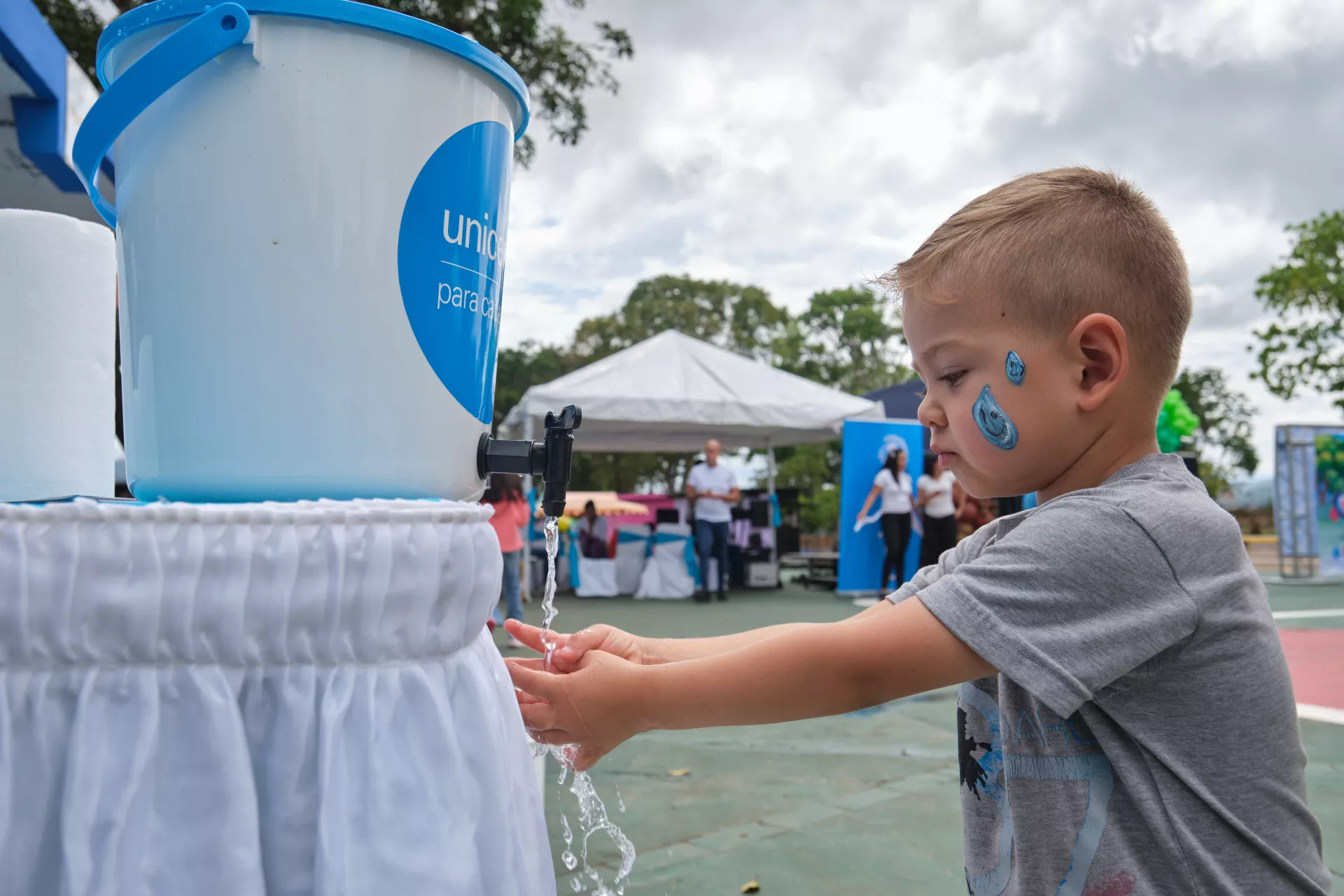 Ni&ntilde;o de tres a&ntilde;os lav&aacute;ndose las manos en actividad de UNICEF por el d&iacute;a mundial de lavado de manos