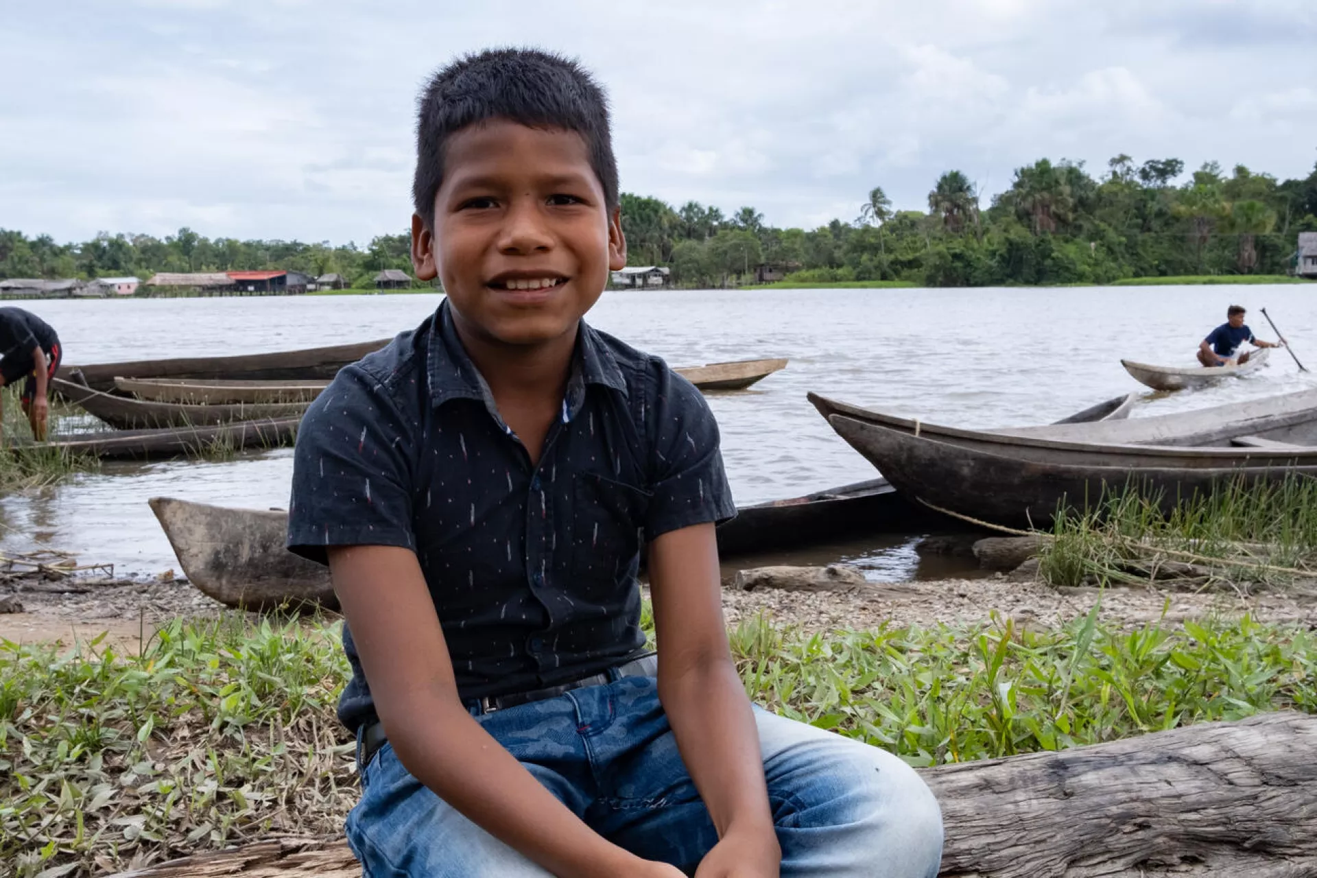 Dahir Franco, 10, sonr&iacute;e a la c&aacute;mara despu&eacute;s de una entrevista en San Francisco de Guayo en el estado Delta Amacuro el 21 de marzo de 2023. 