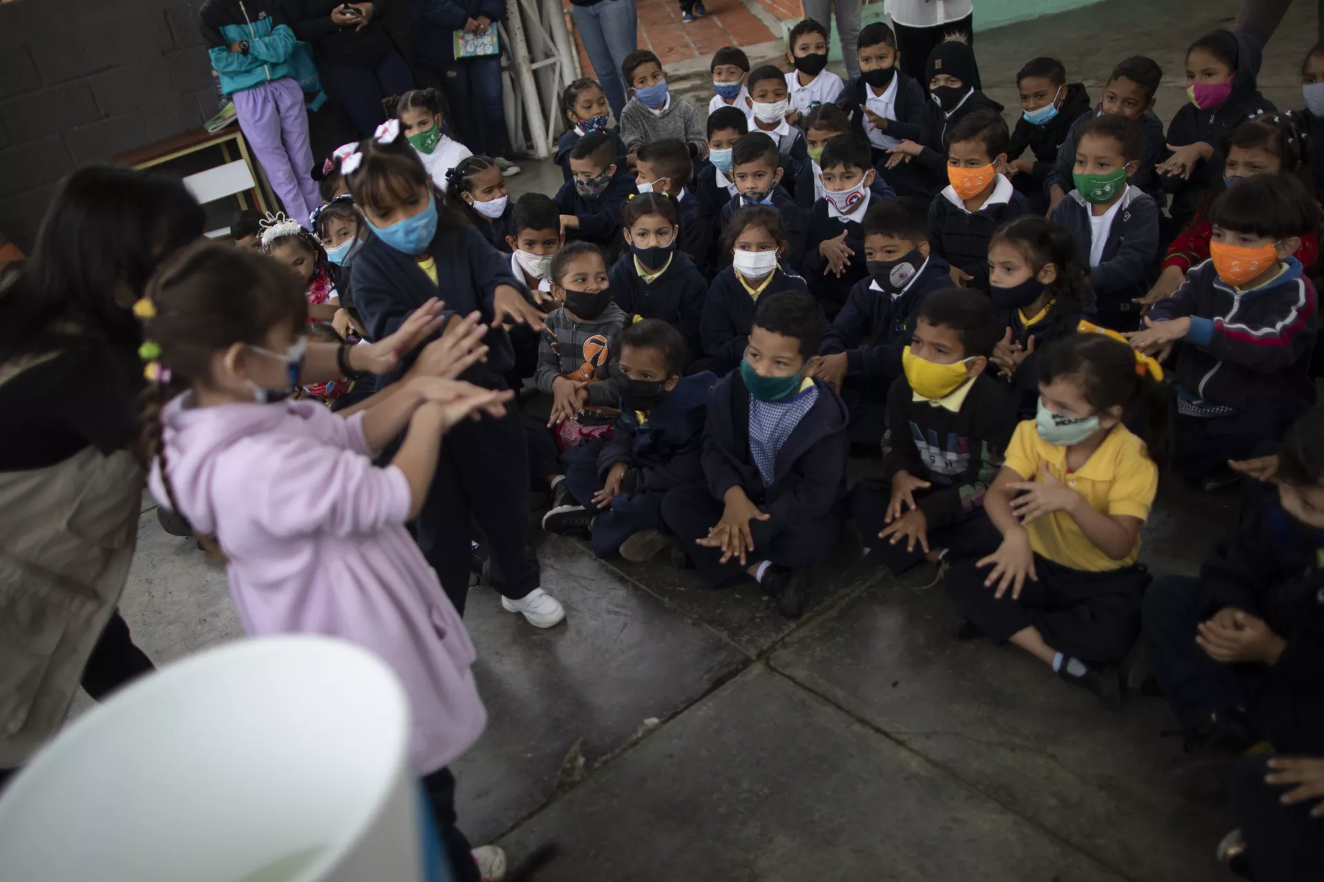 Una niña muestra a sus compañeros una técnica de lavado de manos durante una actividad por el Día Mundial del Agua en una escuela ubicada en Caracas, Venezuela.