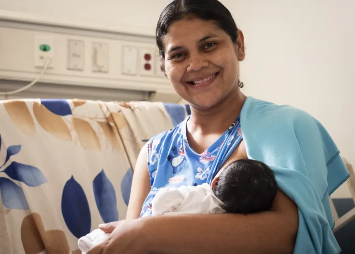 Rossy Gonz&aacute;lez sostiene a su beb&eacute; Israel en la Maternidad Santa Ana, en Caracas.