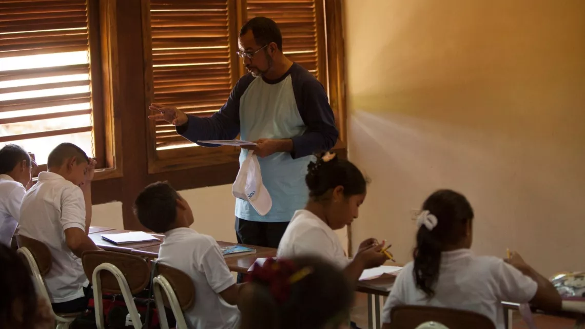 En 2014, Dario Moreno, t&eacute;cnico de Educaci&oacute;n de UNICEF Venezuela, promueve la Convenci&oacute;n sobre  los Derechos del Ni&ntilde;o entre  estudiantes ind&iacute;genas de la comunidad A&ntilde;&uacute;; como parte del programa  de Educaci&oacute;n Intercultural Biling&uuml;e.